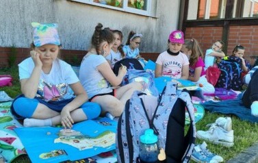 Piknik czytelniczy z klasami II a i II b 22
