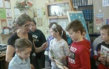 Trzecie klasy w bibliotece. 1