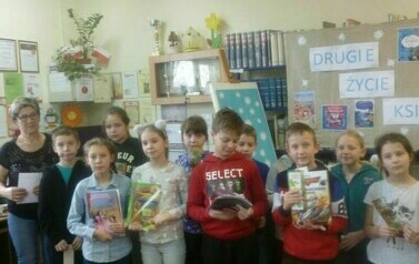 Trzecie klasy w bibliotece. 2