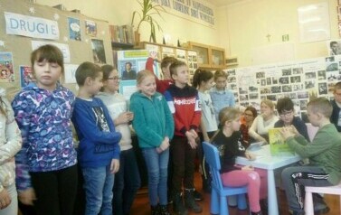 Trzecie klasy w bibliotece. 4