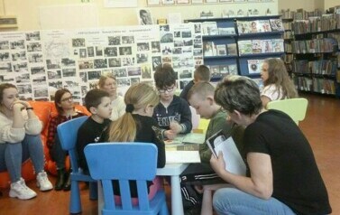 Trzecie klasy w bibliotece. 6