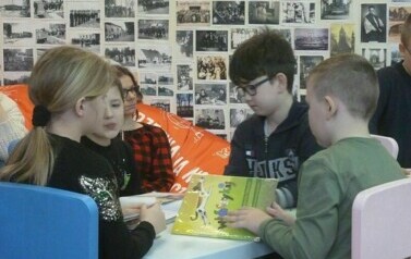 Trzecie klasy w bibliotece. 9