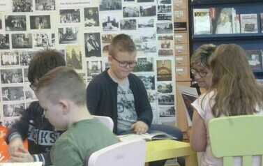 Trzecie klasy w bibliotece. 10