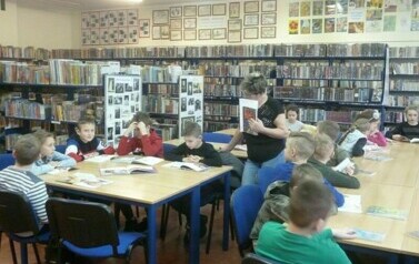 Trzecie klasy w bibliotece. 11