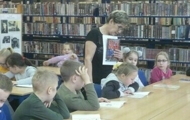 Trzecie klasy w bibliotece. 12