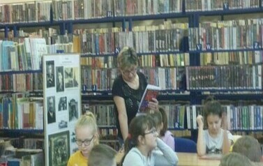 Trzecie klasy w bibliotece. 13