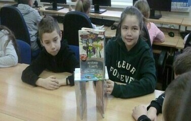 Trzecie klasy w bibliotece. 14