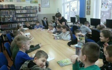 Trzecie klasy w bibliotece. 15