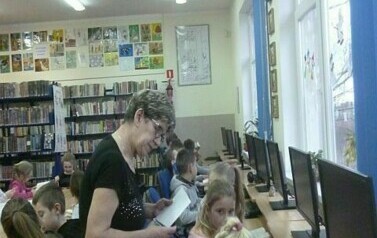 Trzecie klasy w bibliotece. 16