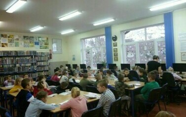 Trzecie klasy w bibliotece. 17