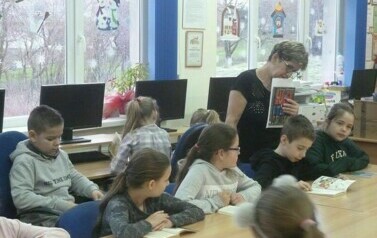 Trzecie klasy w bibliotece. 18