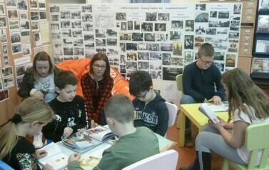 Trzecie klasy w bibliotece. 20