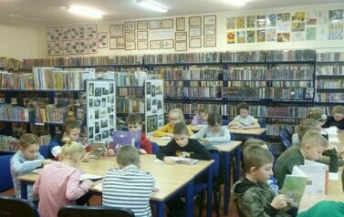 Trzecie klasy w bibliotece. 21