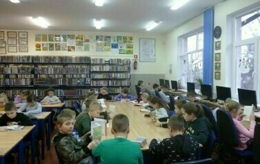 Trzecie klasy w bibliotece. 22