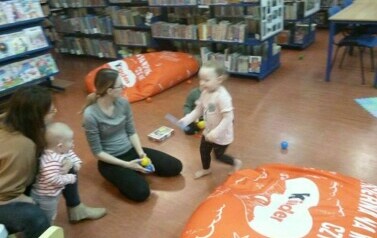 Maluchy w bibliotece 9