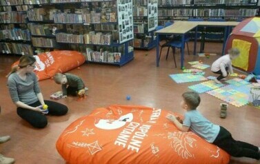 Maluchy w bibliotece 10