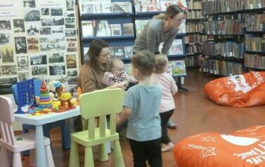 Maluchy w bibliotece 11