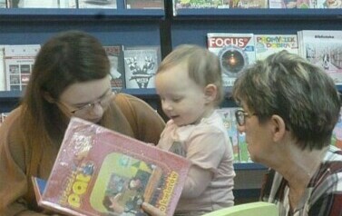 Maluchy w bibliotece 15