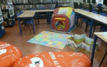 Maluchy w bibliotece 17