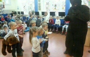 Pluszowy Miś w bibliotece 21