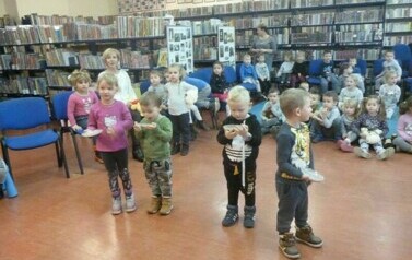 Pluszowy Miś w bibliotece 24