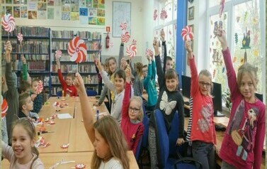 Ozdoby niepodległościowe w wykonaniu trzecioklasist&oacute;w 6