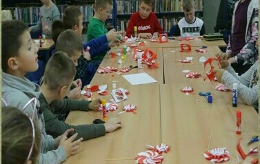 Ozdoby niepodległościowe w wykonaniu trzecioklasist&oacute;w 8