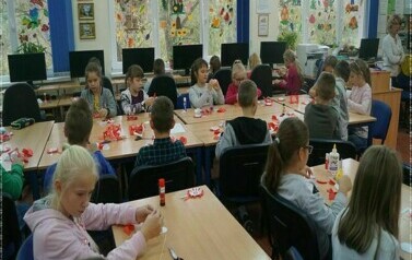 Ozdoby niepodległościowe w wykonaniu trzecioklasist&oacute;w 12