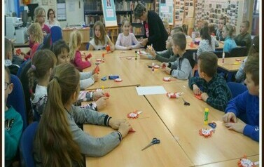 Ozdoby niepodległościowe w wykonaniu trzecioklasist&oacute;w 15