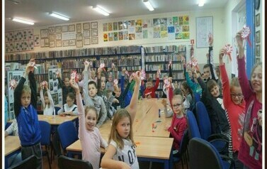Ozdoby niepodległościowe w wykonaniu trzecioklasist&oacute;w 16