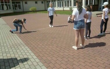 Zabawy wakacyjne w bibliotece 7