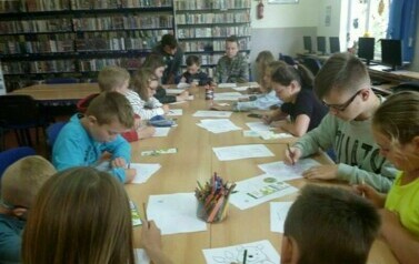 Zabawy wakacyjne w bibliotece 17