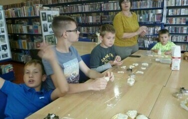 Zabawy wakacyjne w bibliotece 21