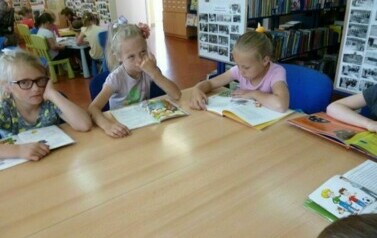Pierwszaki w bibliotece 12