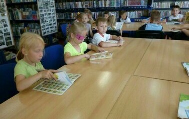 Pierwszaki w bibliotece 16