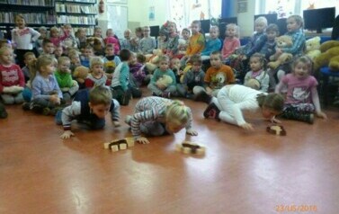 Pluszowy Miś z przedszkolakami 18