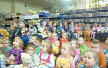 Pluszowy Miś z przedszkolakami 31