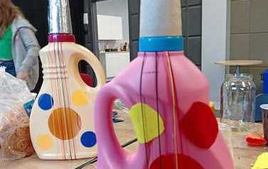 Makramowe pi&oacute;rka, instrumenty z recyklingu oraz jask&oacute;łeczka,kt&oacute;ra uratowała Calineczke  Fotorelacja 7