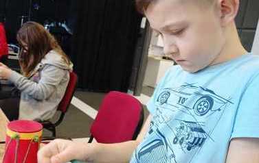 Makramowe pi&oacute;rka, instrumenty z recyklingu oraz jask&oacute;łeczka,kt&oacute;ra uratowała Calineczke  Fotorelacja 10