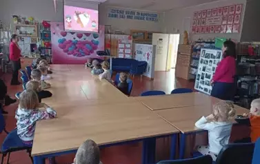 Walentynkowa wizyta przedszkolak&oacute;w w naszej bibliotece! 1