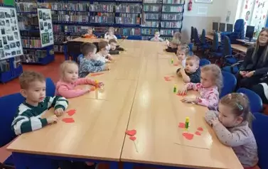 Walentynkowa wizyta przedszkolak&oacute;w w naszej bibliotece! 2