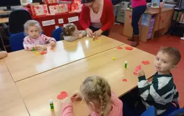 Walentynkowa wizyta przedszkolak&oacute;w w naszej bibliotece! 4