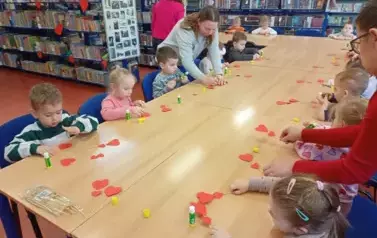 Walentynkowa wizyta przedszkolak&oacute;w w naszej bibliotece! 5