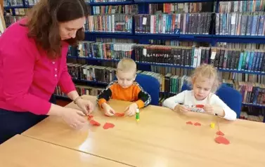 Walentynkowa wizyta przedszkolak&oacute;w w naszej bibliotece! 6