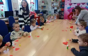 Walentynkowa wizyta przedszkolak&oacute;w w naszej bibliotece! 7