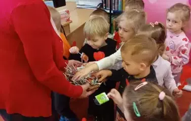 Walentynkowa wizyta przedszkolak&oacute;w w naszej bibliotece! 12