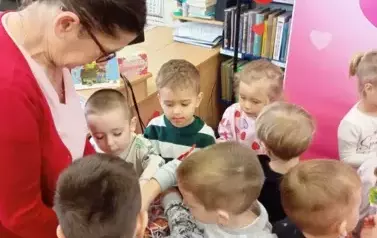 Walentynkowa wizyta przedszkolak&oacute;w w naszej bibliotece! 13