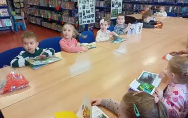 Walentynkowa wizyta przedszkolak&oacute;w w naszej bibliotece! 14