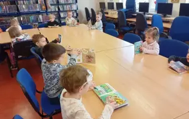Walentynkowa wizyta przedszkolak&oacute;w w naszej bibliotece! 15