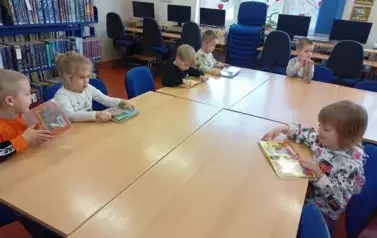 Walentynkowa wizyta przedszkolak&oacute;w w naszej bibliotece! 16